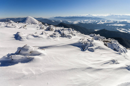 冰雪覆盖的冬山。北极景观。七彩 outdoo