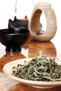 在一个木碗里干普通的马鞭草 马鞭, 在亚洲茶叶中供应的茶叶