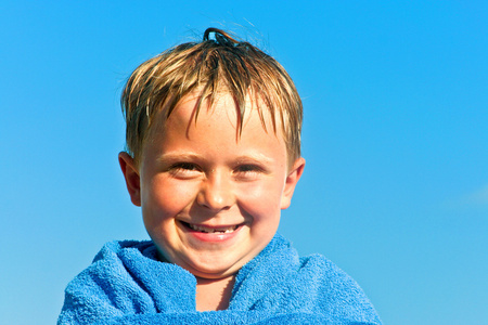 海滩上可爱男孩的肖像
