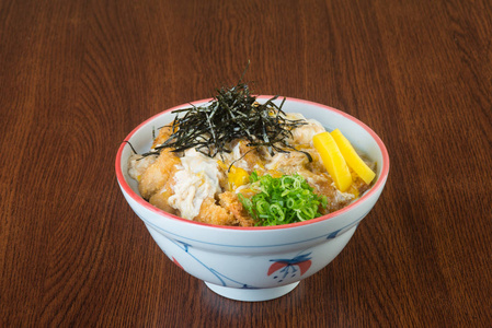 日本料理。油炸的鸡肉饭的背景