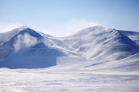 白雪覆盖的高山