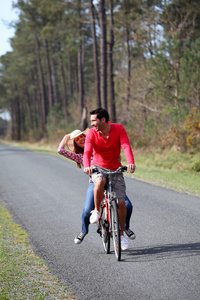 一对夫妇在乡下骑自行车