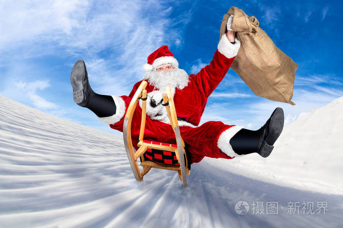 疯狂的圣诞老人在他的雪橇上滑稽快速滑稽疯狂圣诞礼物赠送蓝色天空