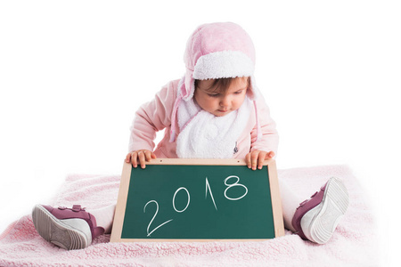 儿童女孩拿着木黑板与文本2018年 i