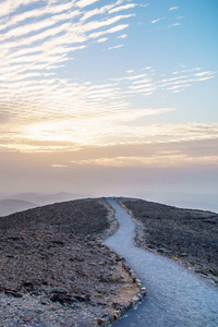犹太沙漠土地上的垂直照片彩色云景