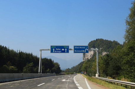 路标在奥地利在菲拉赫城市和意大利边界附近