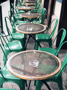金属在桌子和椅子的街头咖啡厅。Loft 风格