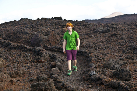 在火山区散步的男孩