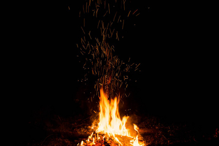 火火花和火焰在黑色背景上的议案。纹理和火山喷发