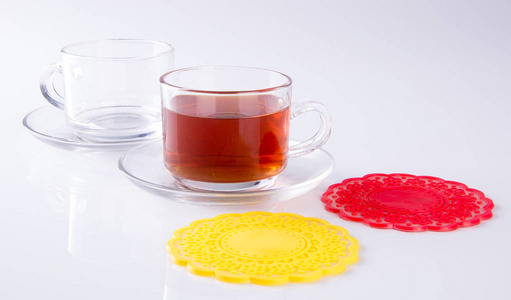 在玻璃杯或玻璃杯红茶在背景上茶