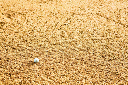 沙坑里的高尔夫球