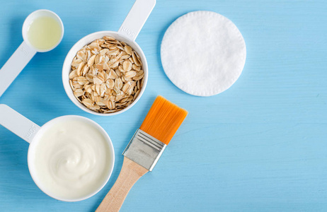 酸奶 或希腊酸奶, 燕麦和橄榄油在一个小塑料勺准备 diy 口罩, 磨砂和润肤的成分。自制化妆品。顶部视图, 复制空间