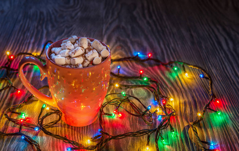 圣诞作文与杯可可粉和棉花糖和 garlan 灯