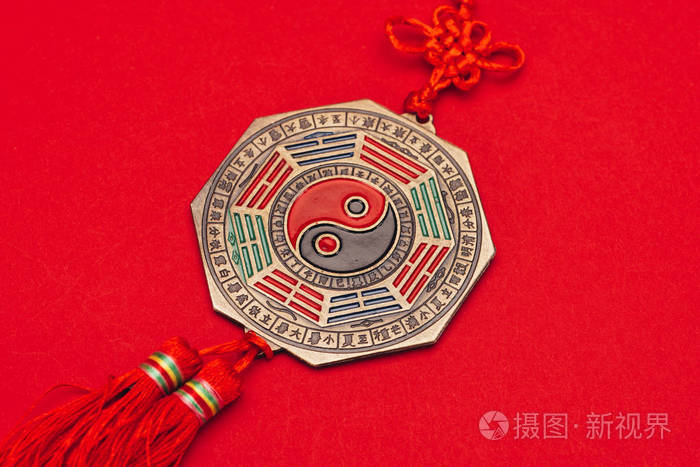 中国阴阳护身符在红色表面的特写镜头