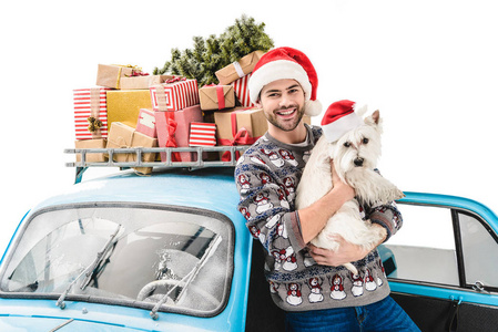 车上有狗和圣诞礼物的人