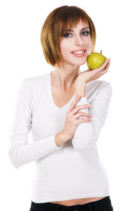 年轻漂亮的女人和一个绿色苹果的肖像