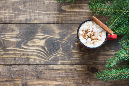 圣诞热巧克力与棉花糖和肉桂的木制背景。顶部视图和复制空间