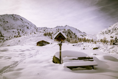 被雪覆盖的高山小屋