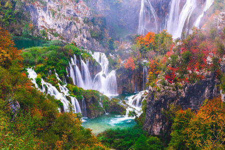 美丽的瀑布秋天在十六国家公园, 克罗地亚