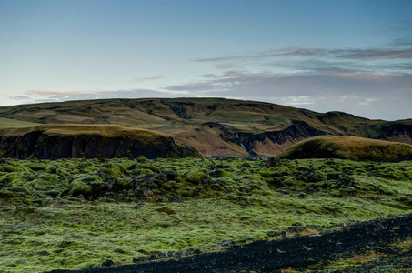 冰岛风景与绿色青苔和看法对山 dar