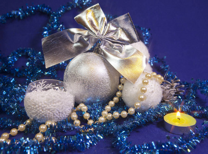 银色和白色蓬松美丽的新年的球, 灿烂的金属箔