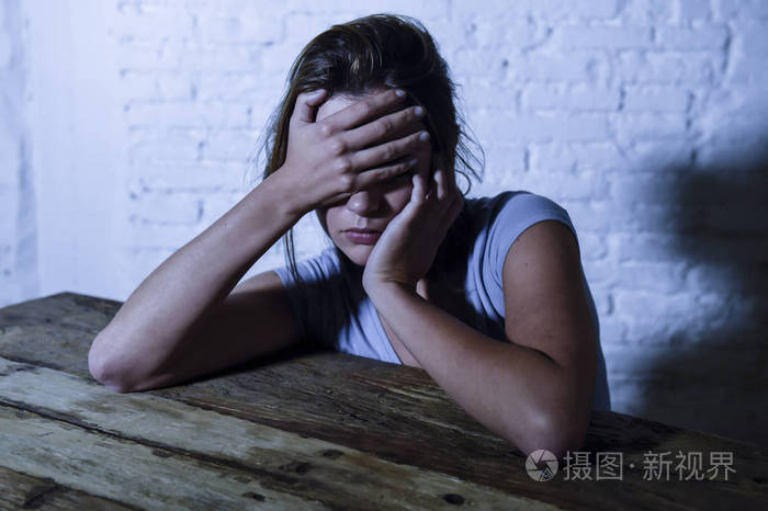 美丽的哀伤和沮丧的妇女看被浪费的和沮丧痛苦和消沉感觉低落和崩溃