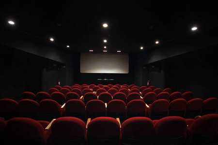 带红色椅子的小电影院