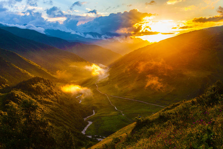 上斯瓦涅季亚高加索格鲁吉亚山脉的日落