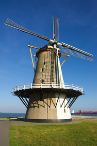 荷兰阳光下的旧风车