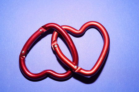 金属两个红钩的形式的心