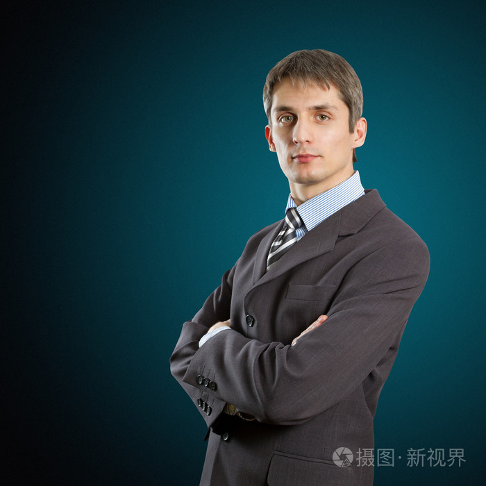 穿西装的男性,双手交叉