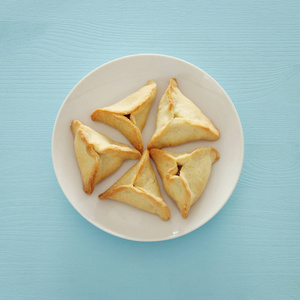 普庆祝概念 犹太狂欢节假日。传统的 hamantaschen 饼干。顶部视图