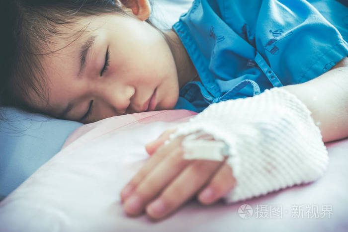疾病亚洲孩子手上送往医院与生理盐水静脉注射iv