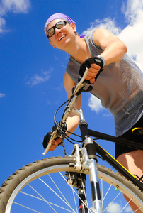 骑自行车的年轻人