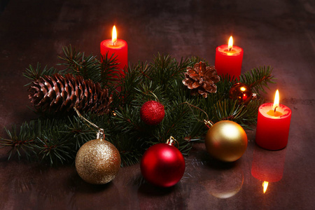 圣诞节装饰用五颜六色的球蜡烛和圣诞树在木桌面