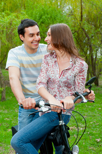 快乐的年轻夫妇骑自行车