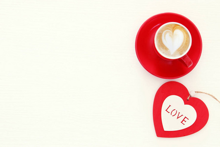 情人节背景。红杯咖啡, 心形泡沫和巧克力。顶部视图图像