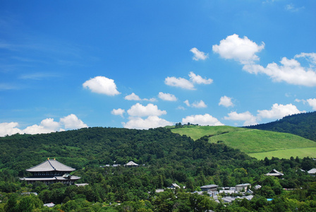 寺庙建筑和山地