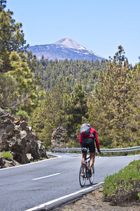 男人骑自行车向泰德火山走去。