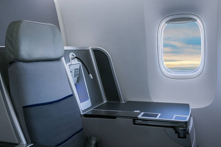 空座位和飞机内部的窗口