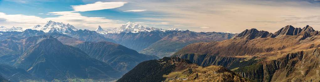 全景视图上瑞士阿尔卑斯山从贝特默阿尔卑