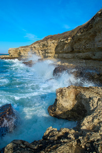 海浪在岸边汹涌澎湃