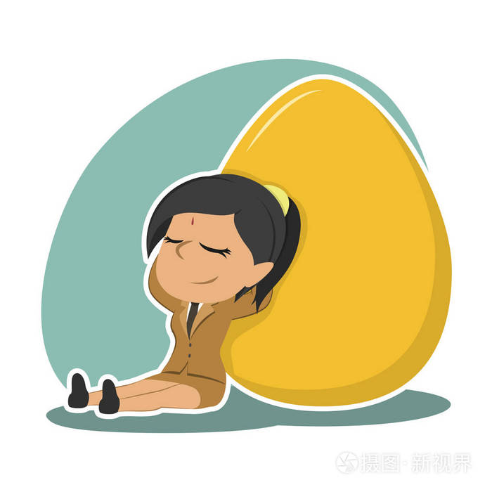 在她的金蛋旁边放松的印度女商人