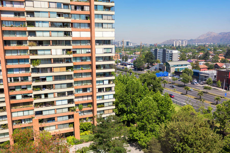 查看到富裕的住宅区在圣地亚哥，智利