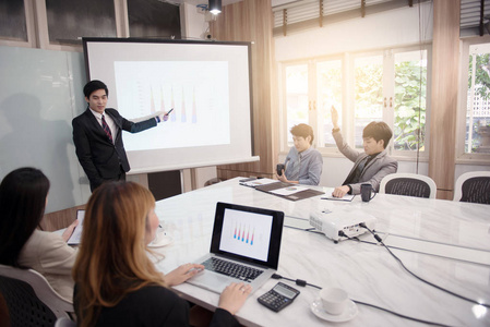 商界人士举行会议培训或学习辅导的概念