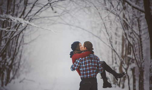 冬季有趣的情侣在一起嬉戏在冬季假期