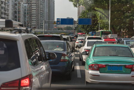 交通堵塞在主要街道与列汽车