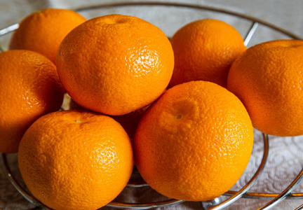 橘子在盘子上