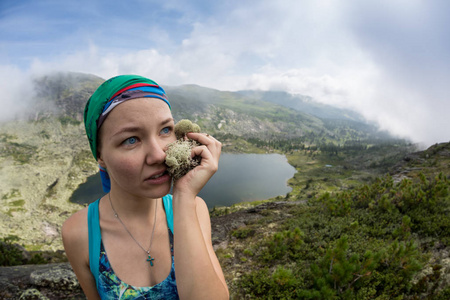 女子旅行者自拍在山旅行生活方式冒险概念活动度假户外登山远足运动成功与健康生活