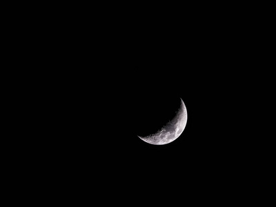 美丽的和戏剧性的接近在黑暗的夜空中月亮的新月相的照片在复杂和详细的显示月球陨石坑